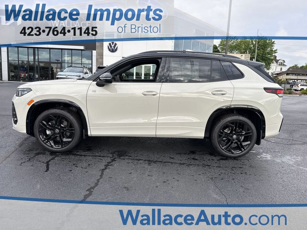 2026 Volkswagen Tiguan 2.0T SE R-Line Black 4Motion's photo